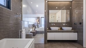 Baignoire, séchoir à cheveux, serviettes fournies