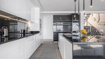 Køleskab, mikrobølgeovn, ovn, kogeplade