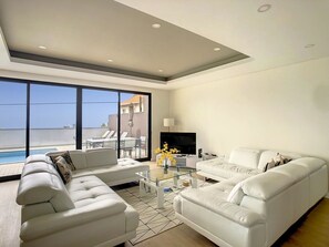 TV - Evoque Villa by LovelyStay (Arco Da Calheta)