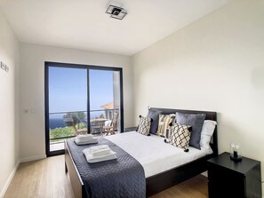 3 habitaciones, tabla de planchar con plancha y cuna de viaje 