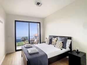 3 habitaciones, tabla de planchar con plancha y cuna de viaje