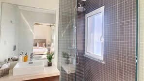 Badewanne, Haartrockner, Handtücher