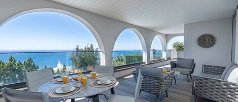 تناول الطعام بالخارج