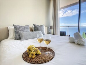 1 habitación, tabla de planchar con plancha y cuna de viaje 
