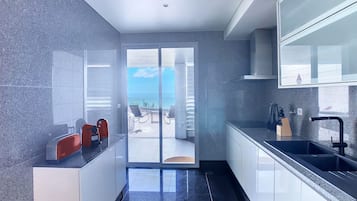 Jääkaappi, mikroaaltouuni, uuni, liesi