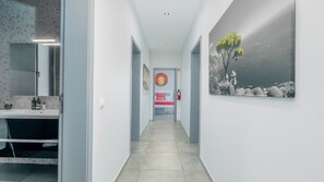 3 chambres, fer et planche à repasser, lit de bébé portatif