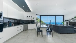 Coffee/tea maker, fridge, microwave, oven - Villa Stella by LovelyStay (Arco Da Calheta)