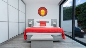 3 habitaciones, tabla de planchar con plancha y cuna de viaje 
