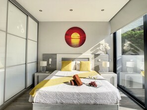 3 habitaciones, tabla de planchar con plancha y cuna de viaje 