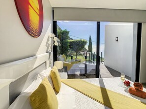 3 habitaciones, tabla de planchar con plancha y cuna de viaje