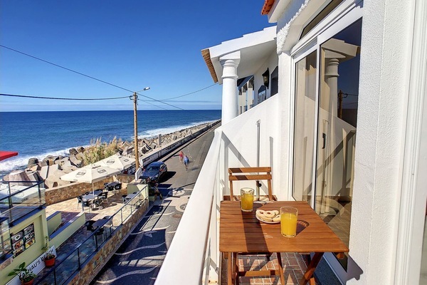Discover a charming 3-bedroom house in Paúl do Mar, tastefully modern decorated, with two ocean-view balconies. Embrace coastal living at its finest. #calheta #paúldomar #waves #surf #oceanview