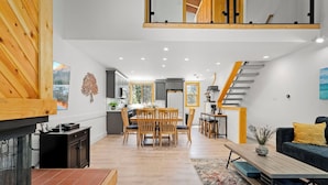 Een modern interieur met een eethoek, keuken en woonruimte.