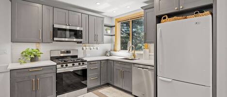 ثلاجة، ميكروويف، فرن، موقد طهي مسطح