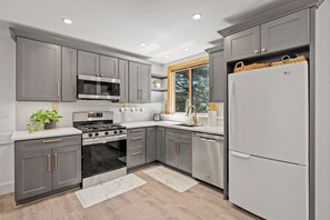 Kühlschrank, Mikrowelle, Ofen, Herdplatte