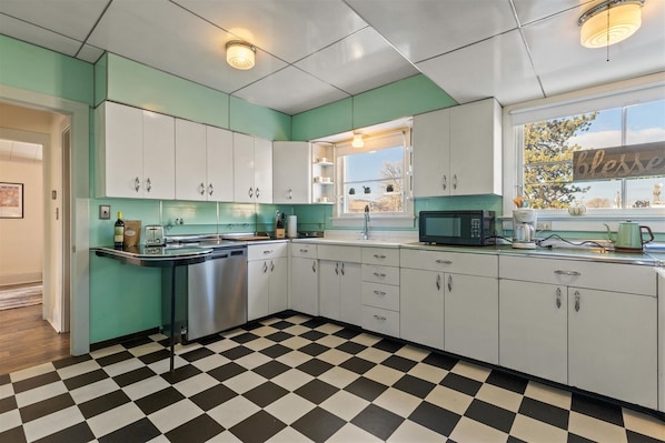 Fridge, microwave, oven, stovetop - NW Hawthorne | 2 Bed, 1 Bath (Bend)