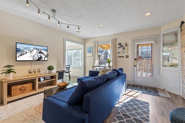 Smart TV, books - NW Hawthorne | 2 Bed, 1 Bath (Bend)