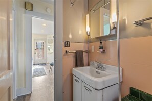 Bathtub, hair dryer, towels - NW Hawthorne | 2 Bed, 1 Bath (Bend)