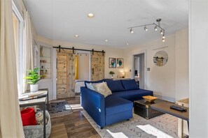 Smart TV, books - NW Hawthorne | 2 Bed, 1 Bath (Bend)