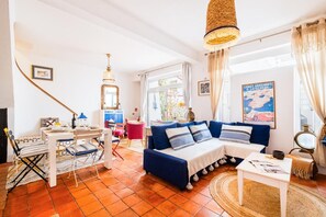 Tv, dvd-afspiller, bøger, printere