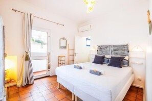 3 slaapkamers, een strijkplank/strijkijzer, gratis wifi, beddengoed
