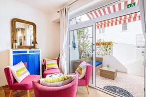 Tv, dvd-afspiller, bøger, printere