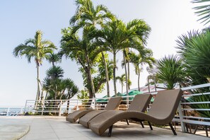 3 座室外游泳池