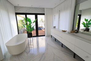 Banheira, toalhas de banho, papel higiênico