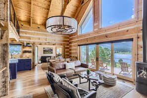 TV connectée, cheminée, livres, imprimantes