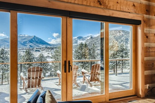 Lake Front! Mtn/Lake Views,HotTub,Gas FirePit,Walking Trail to town & shopping