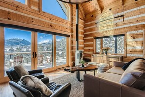 TV connectée, cheminée, livres, imprimantes