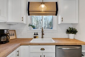 Fridge, microwave, oven, stovetop - South Ridge G-02 | 2 Bed, 2 Bath (Newry)