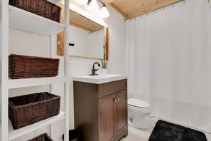 Bathtub, hair dryer, towels - South Ridge G-02 - Sunday River Townhouse (Newry)