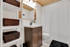 Een bad, een haardroger, handdoeken