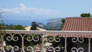 A balcony with a view of the sea and distant buildings. - Panoramic Santa Domenica (Santa Domenica)