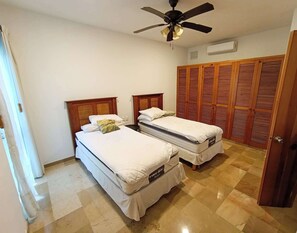 2 bedrooms, iron/ironing board, WiFi, bed sheets - Puerto Aventuras: Private balcony, Wi-Fi, and ocean views (Puerto Aventuras)