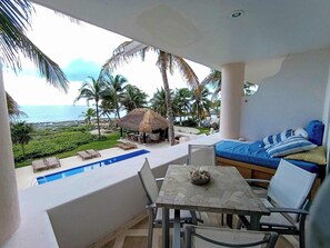 Outdoor dining - Puerto Aventuras: Private balcony, Wi-Fi, and ocean views (Puerto Aventuras)