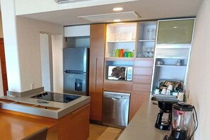 Réfrigérateur, micro-ondes, plaque de cuisson, cafetière/bouilloire