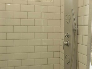 Dusche, Haartrockner, Handtücher