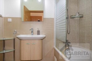 Badewanne, Haartrockner, Handtücher
