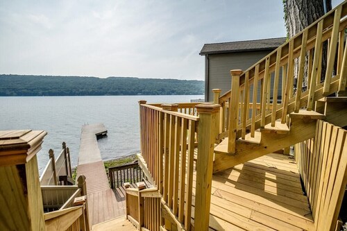 Happy Daze: lake home on Keuka Lake, EV charger