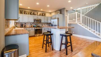 Frigorifero, microonde, forno, piano cottura