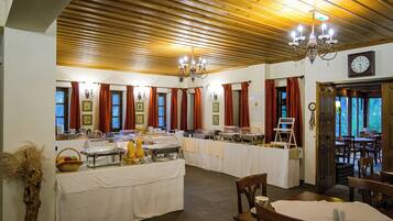 朝食 (ビュッフェ)、毎日提供 (無料)