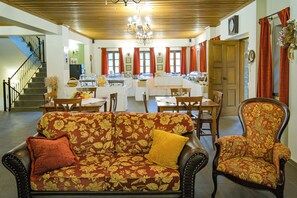 Lobby sitting area - Kipi Mountain Resort (Zagori)