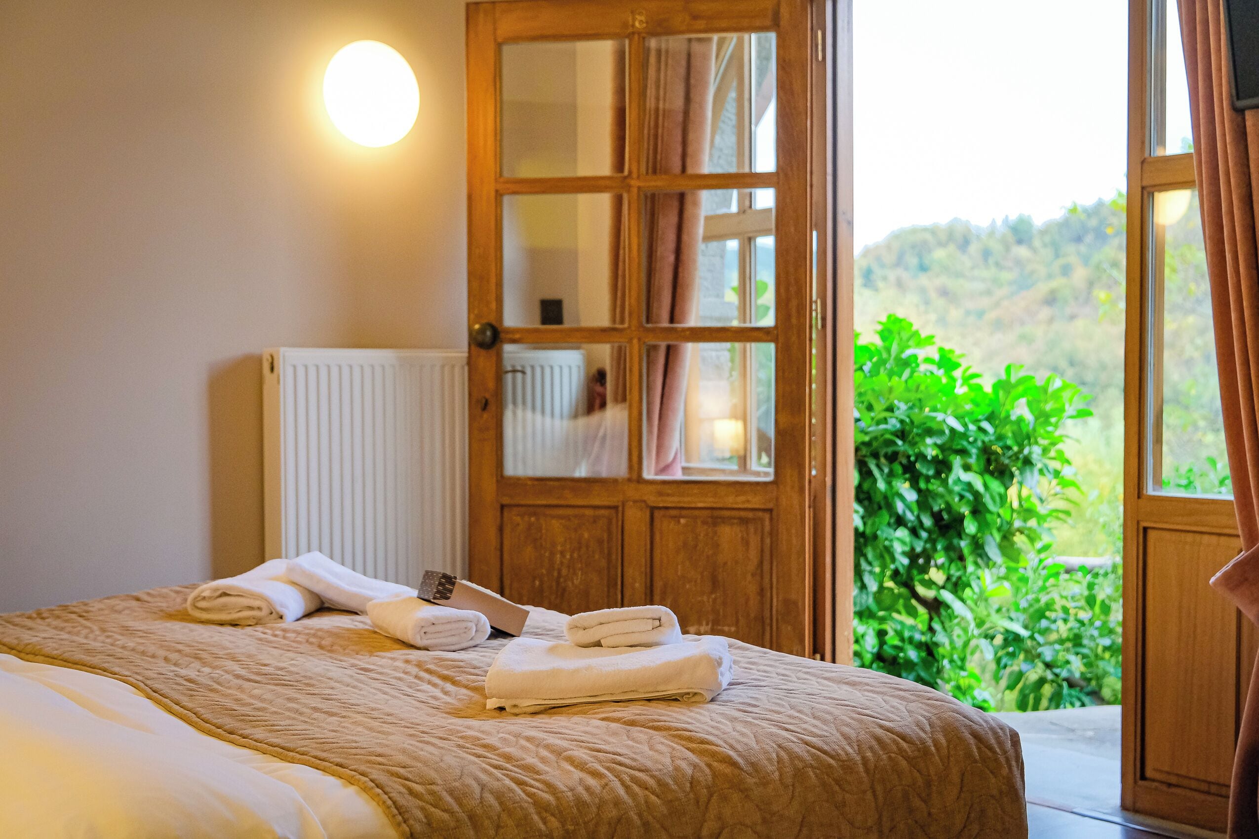 Suite Studio Design, baignoire à jets | Draps en coton égyptien, literie de qualité supérieure