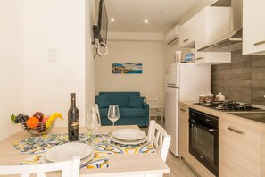 Appartamento familiare, 1 letto matrimoniale con divano letto (Quarzo Apartment On Sea Shore) | Cucina privata | Frigorifero, forno, piano cottura, macchina per tè/caffè