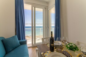 Appartamento familiare, 1 letto matrimoniale con divano letto (Rubino Apartment On Sea Shore) | Area soggiorno | TV a schermo piatto