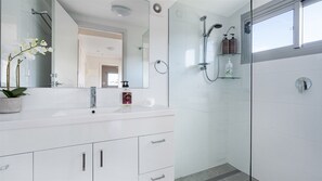Shower, hair dryer, towels - Absolute Beach – panoramic ocean views, just a few metres to the sands of Callala Beach (Callala Beach)