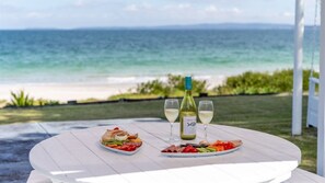 Outdoor dining - Absolute Beach – panoramic ocean views, just a few metres to the sands of Callala Beach (Callala Beach)
