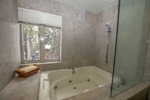 Ensemble baignoire-douche, baignoire à remous, séchoir à cheveux