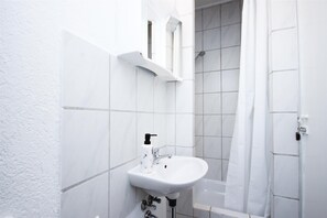 Shower, hair dryer, towels, soap - ALFA 2 rooms Apartment near Daimler Wasen Netflix (Stuttgart)